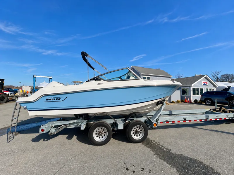 Slide: The Image of Boston Whaler 210 Vantage 2026 - 1