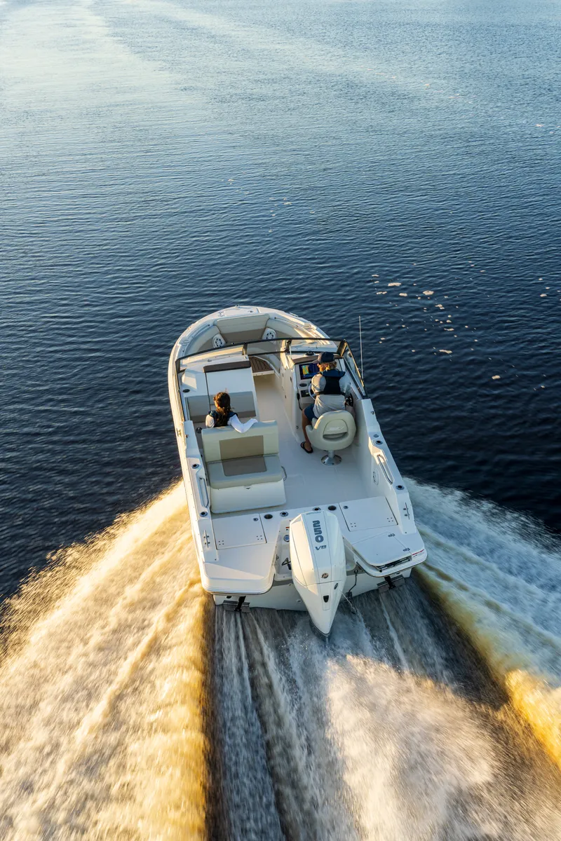 Slide: The Image of Boston Whaler 210 Vantage 2026 - 8