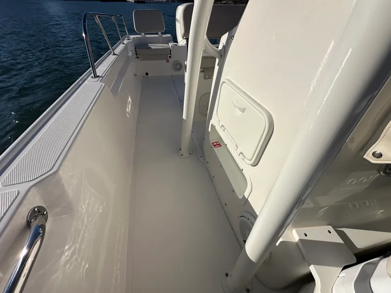 Slide: The Image of Boston Whaler 190 Montauk 2026 - 10