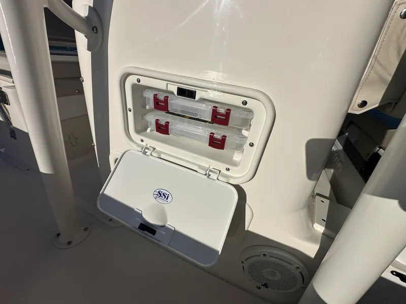 Slide: The Image of Boston Whaler 190 Montauk 2026 - 11