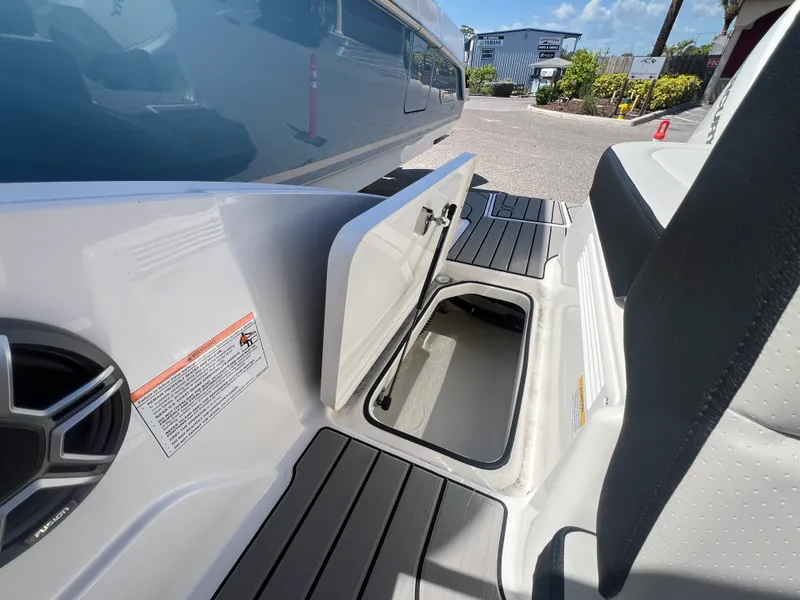 Slide: The Image of Sea Ray SPX 210 Outboard 2026 - 11