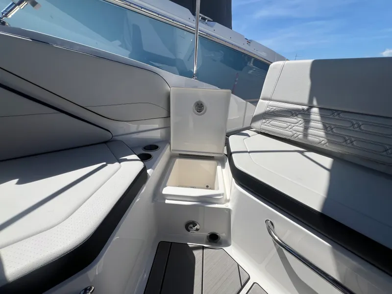 Slide: The Image of Sea Ray SPX 210 Outboard 2026 - 12
