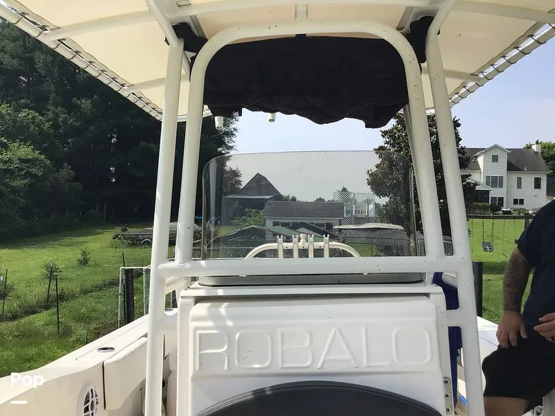 Slide: The Image of Robalo 202ex 2024 - 15558401