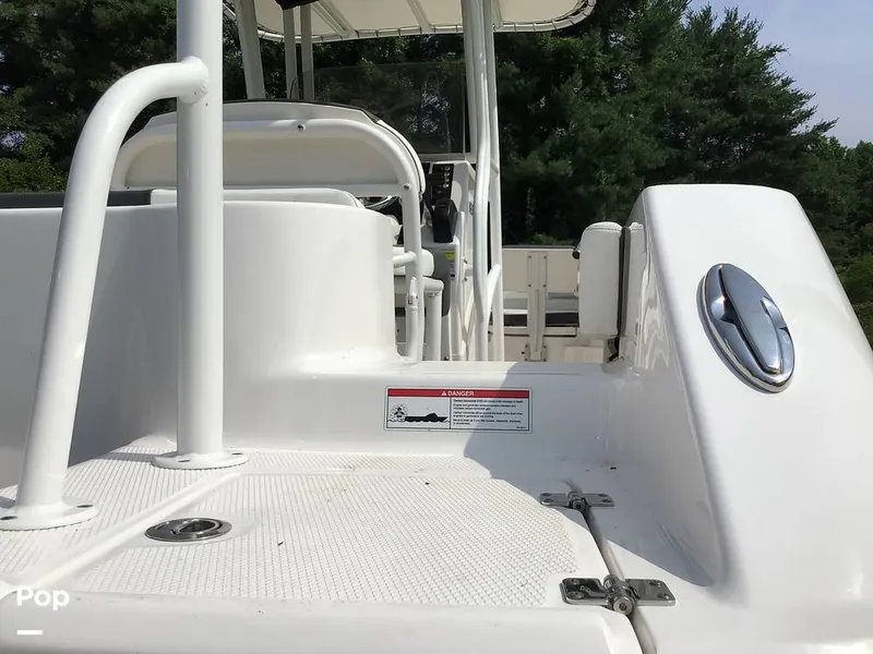 Slide: The Image of Robalo 202ex 2024 - 15558989