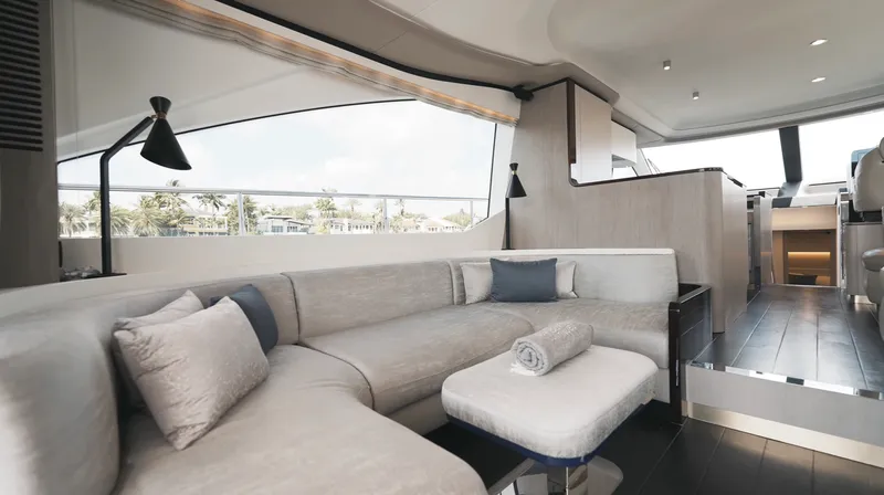 Slide: The Image of Azimut 60 FLY 2022 - 10