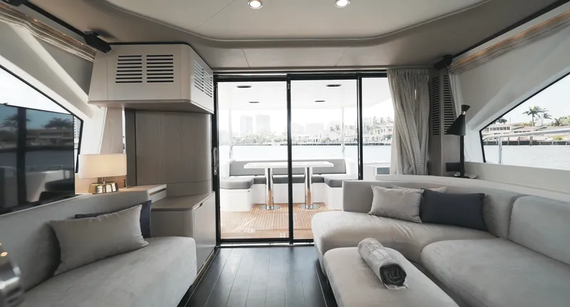 Slide: The Image of Azimut 60 FLY 2022 - 11