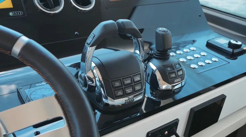 Slide: The Image of Azimut 60 FLY 2022 - 17