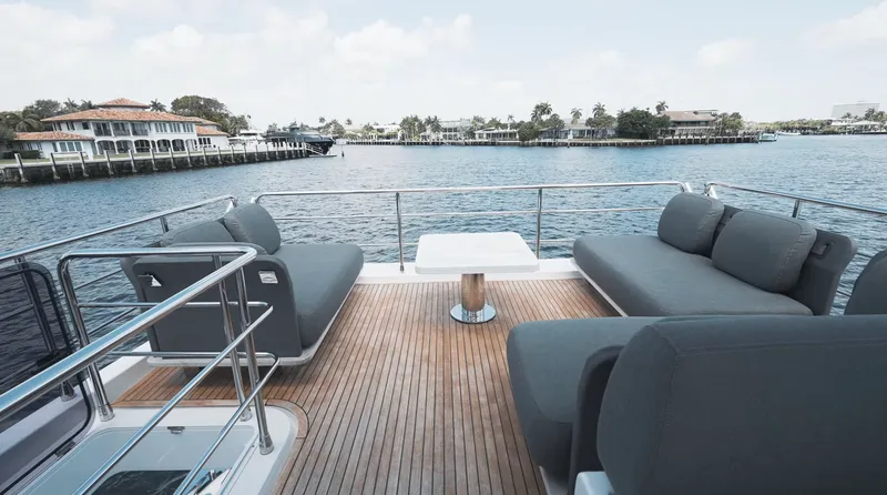 Slide: The Image of Azimut 60 FLY 2022 - 27