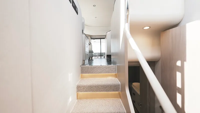 Slide: The Image of Azimut 60 FLY 2022 - 32