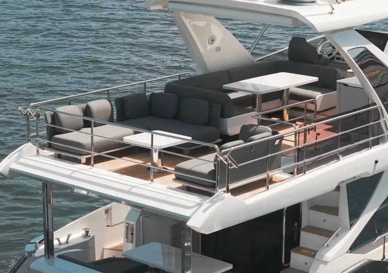 Slide: The Image of Azimut 60 FLY 2022 - 5