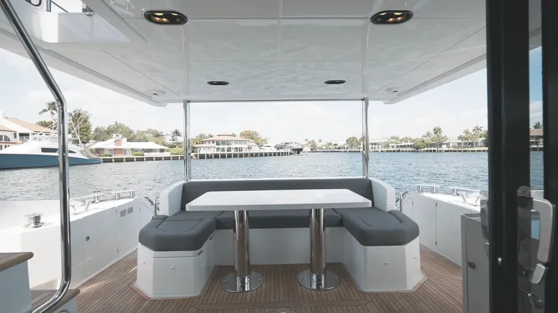 Slide: The Image of Azimut 60 FLY 2022 - 6