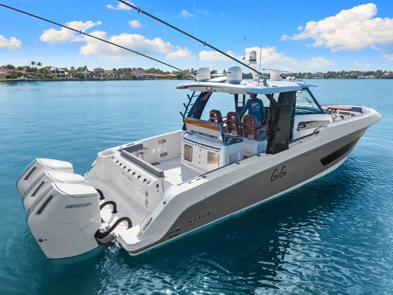 Slide: The Image of Boston Whaler 420 OUTRAGE 2023 - 12