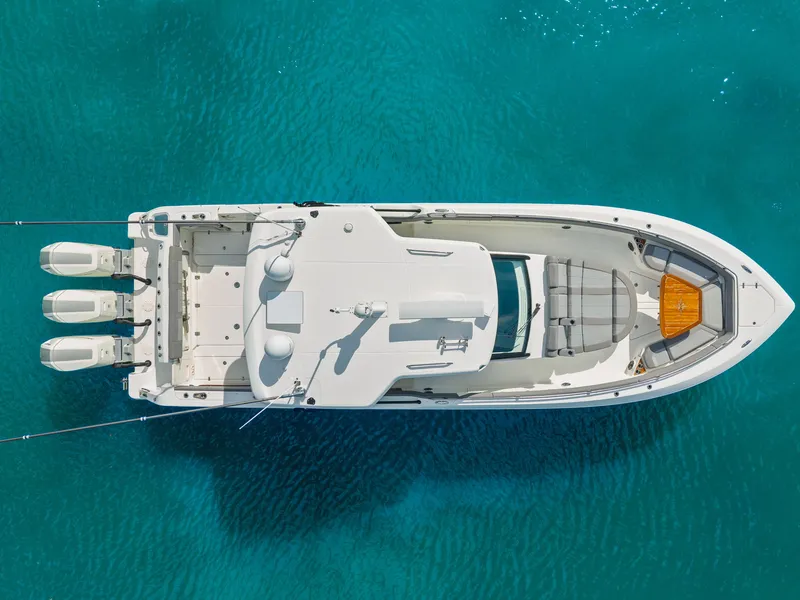 Slide: The Image of Boston Whaler 420 OUTRAGE 2023 - 14