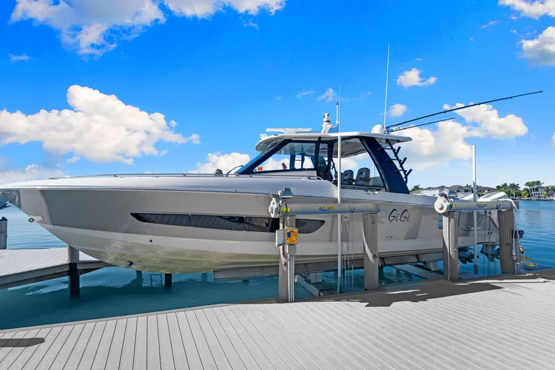 Slide: The Image of Boston Whaler 420 OUTRAGE 2023 - 15