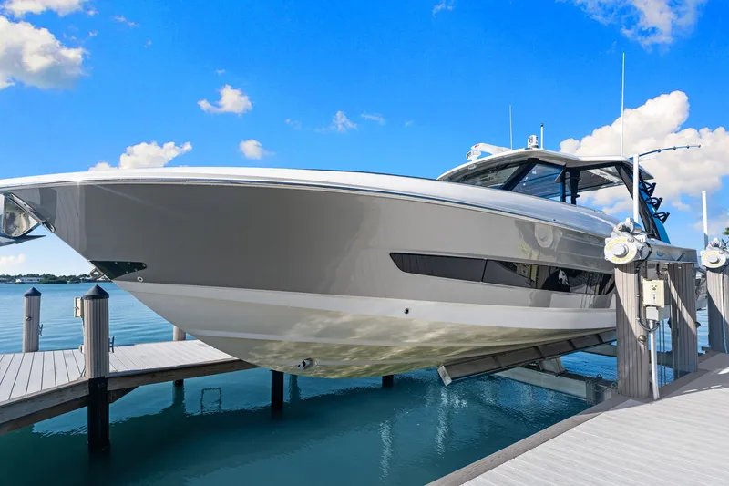 Slide: The Image of Boston Whaler 420 OUTRAGE 2023 - 16