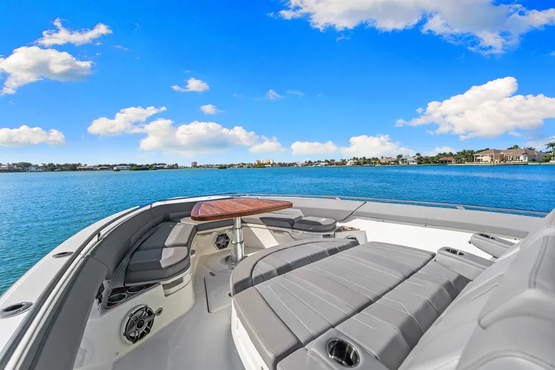 Slide: The Image of Boston Whaler 420 OUTRAGE 2023 - 18