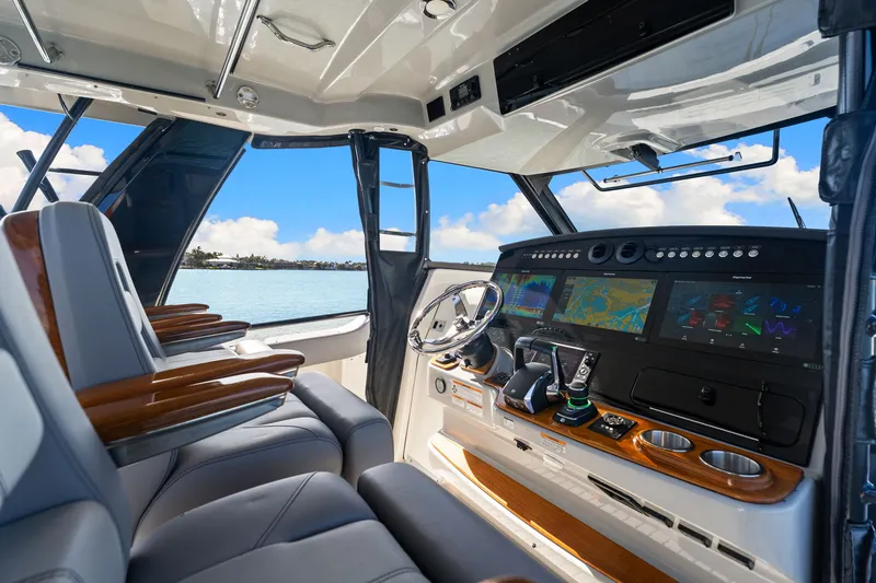 Slide: The Image of Boston Whaler 420 OUTRAGE 2023 - 22