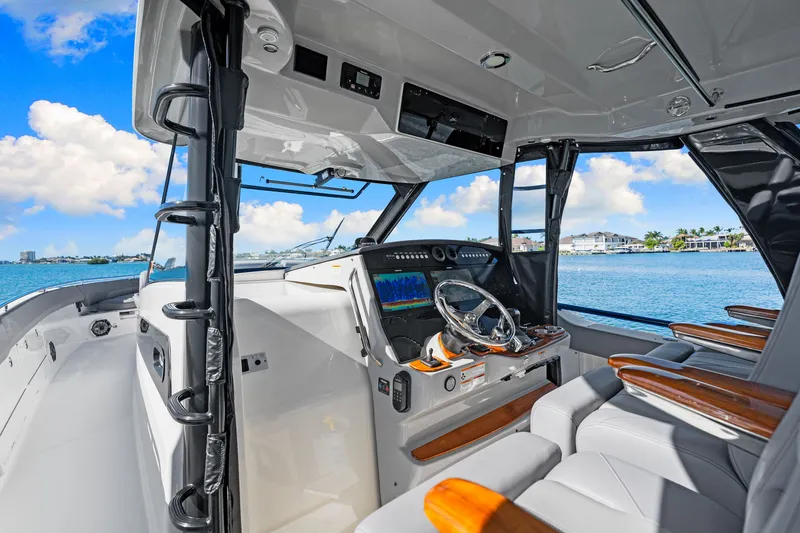 Slide: The Image of Boston Whaler 420 OUTRAGE 2023 - 23