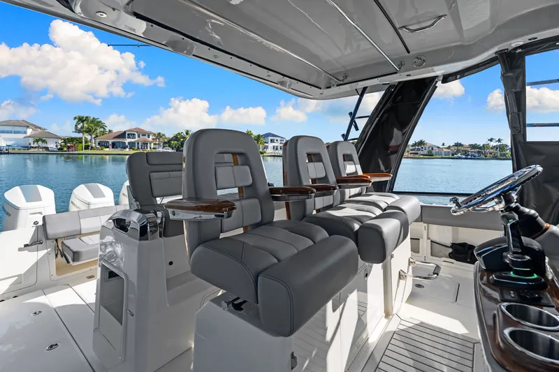 Slide: The Image of Boston Whaler 420 OUTRAGE 2023 - 25