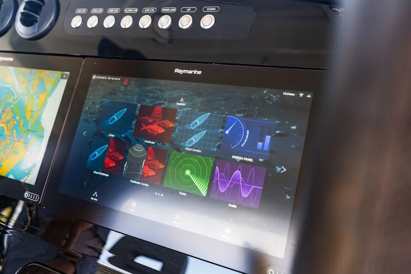 Slide: The Image of Boston Whaler 420 OUTRAGE 2023 - 28