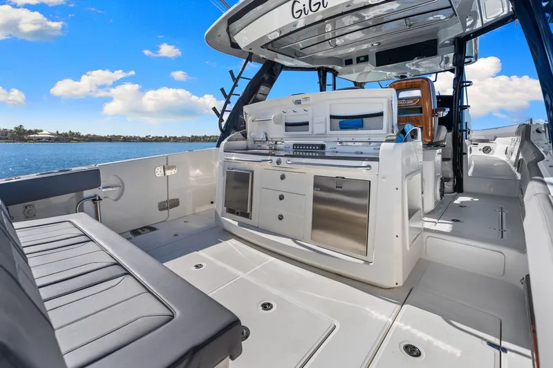 Slide: The Image of Boston Whaler 420 OUTRAGE 2023 - 35