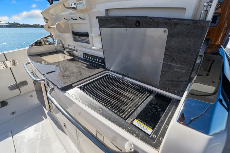 Slide: The Image of Boston Whaler 420 OUTRAGE 2023 - 36