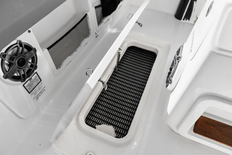 Slide: The Image of Boston Whaler 420 OUTRAGE 2023 - 39