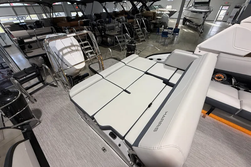 Slide: The Image of Harris Grand Mariner 250 2026 - 13