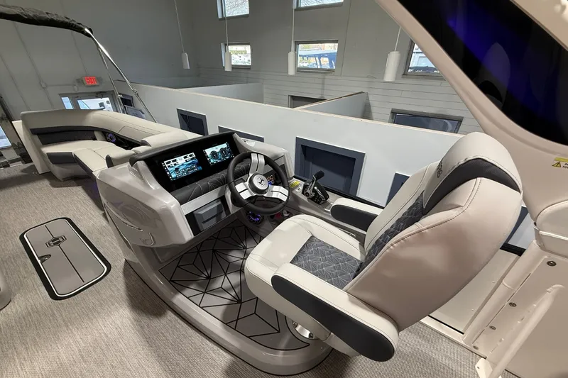 Slide: The Image of Harris Grand Mariner 250 2026 - 16