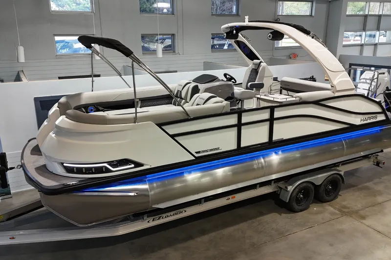 Slide: The Image of Harris Grand Mariner 250 2026 - 2