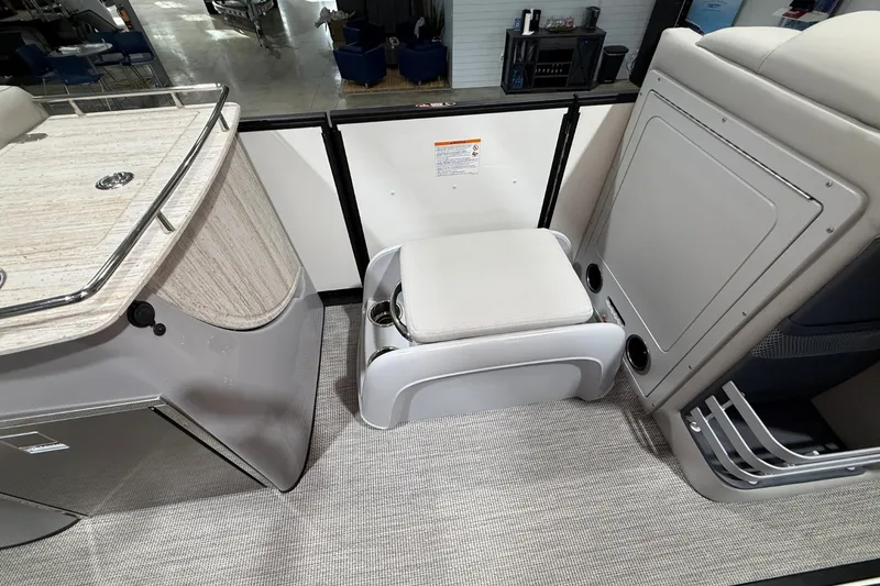Slide: The Image of Harris Grand Mariner 250 2026 - 25