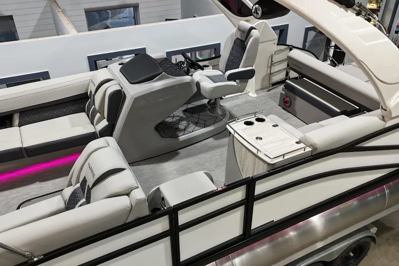 Slide: The Image of Harris Grand Mariner 250 2026 - 28