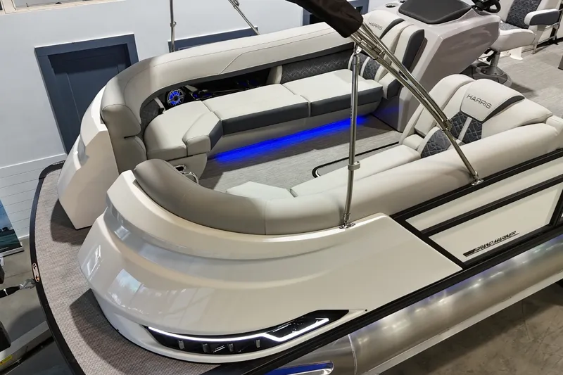 Slide: The Image of Harris Grand Mariner 250 2026 - 29