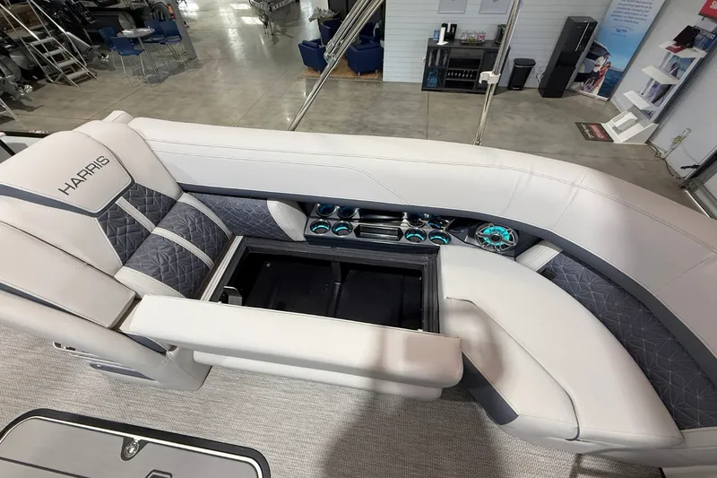 Slide: The Image of Harris Grand Mariner 250 2026 - 31