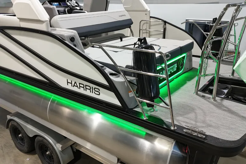 Slide: The Image of Harris Grand Mariner 250 2026 - 4
