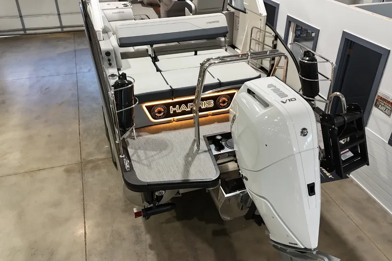 Slide: The Image of Harris Grand Mariner 250 2026 - 6