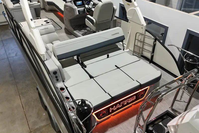 Slide: The Image of Harris Grand Mariner 250 2026 - 8