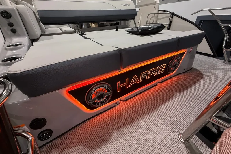 Slide: The Image of Harris Grand Mariner 250 2026 - 9