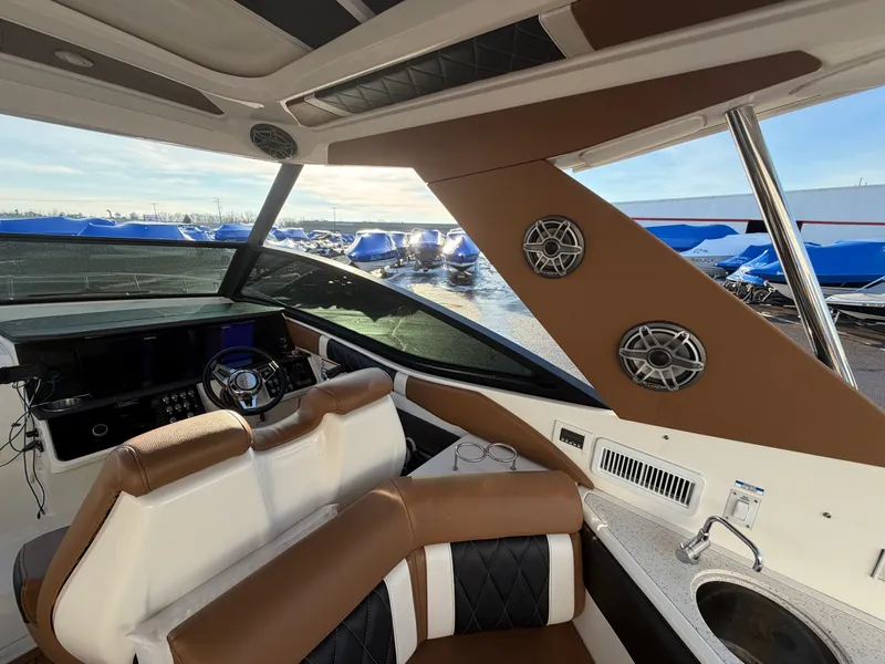 Slide: The Image of Sea Ray 320 SUNDANCER 2019 - 13