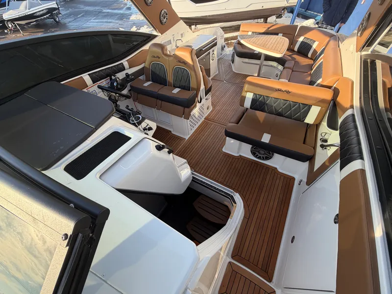 Slide: The Image of Sea Ray 320 SUNDANCER 2019 - 15
