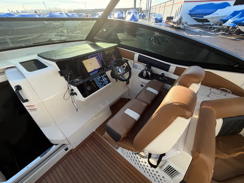 Slide: The Image of Sea Ray 320 SUNDANCER 2019 - 16