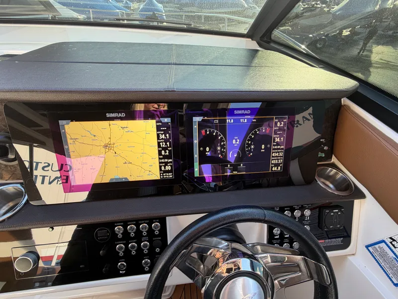 Slide: The Image of Sea Ray 320 SUNDANCER 2019 - 19