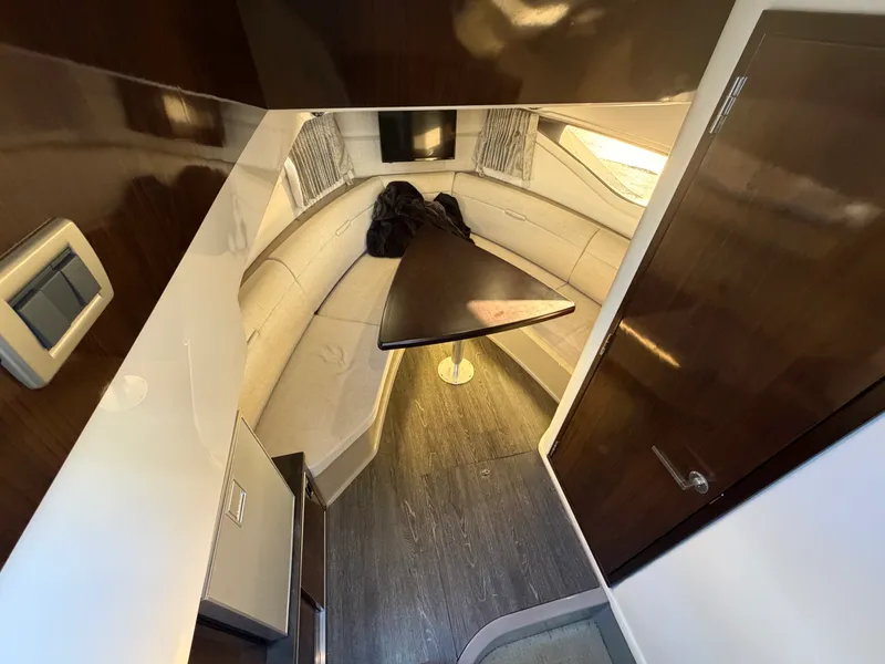 Slide: The Image of Sea Ray 320 SUNDANCER 2019 - 24