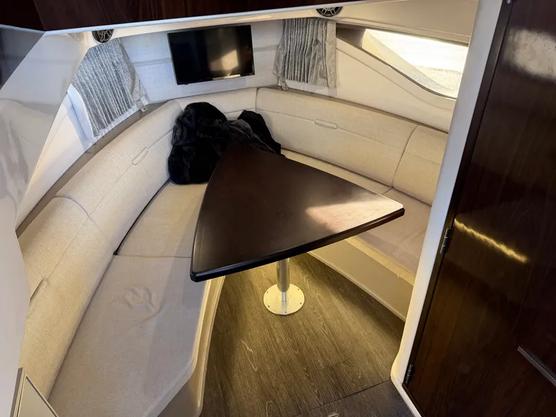 Slide: The Image of Sea Ray 320 SUNDANCER 2019 - 25