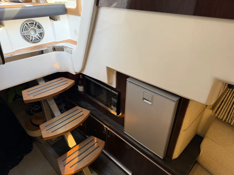 Slide: The Image of Sea Ray 320 SUNDANCER 2019 - 28
