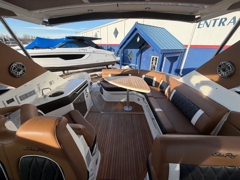 Slide: The Image of Sea Ray 320 SUNDANCER 2019 - 34