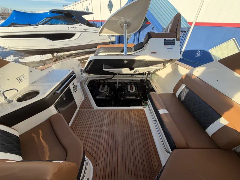 Slide: The Image of Sea Ray 320 SUNDANCER 2019 - 35
