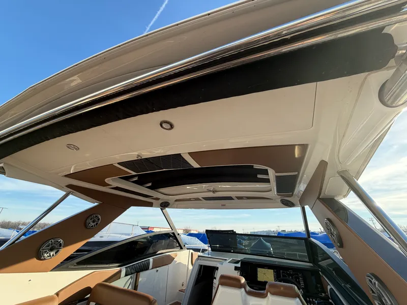 Slide: The Image of Sea Ray 320 SUNDANCER 2019 - 38