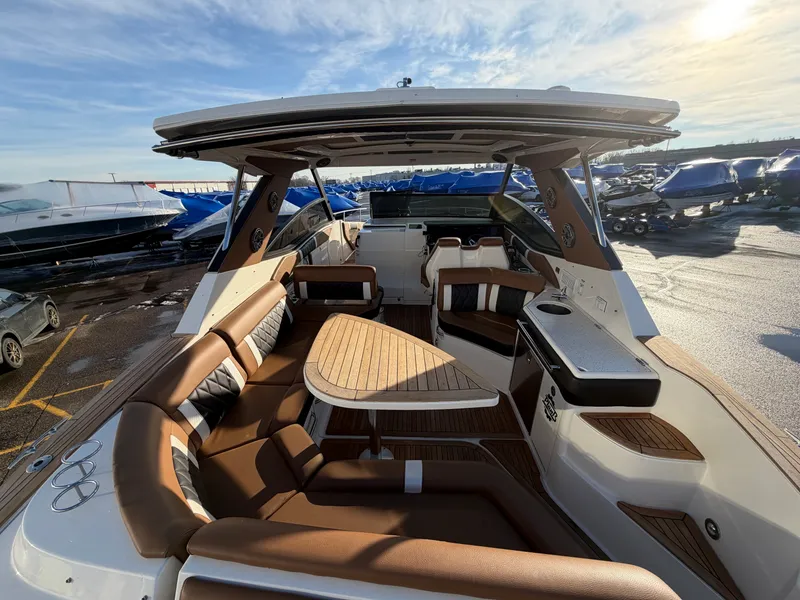 Slide: The Image of Sea Ray 320 SUNDANCER 2019 - 6