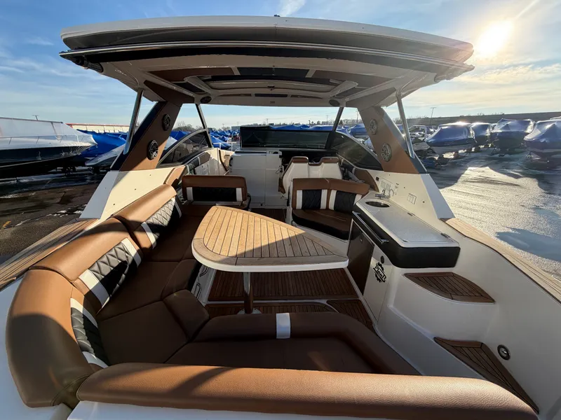 Slide: The Image of Sea Ray 320 SUNDANCER 2019 - 7